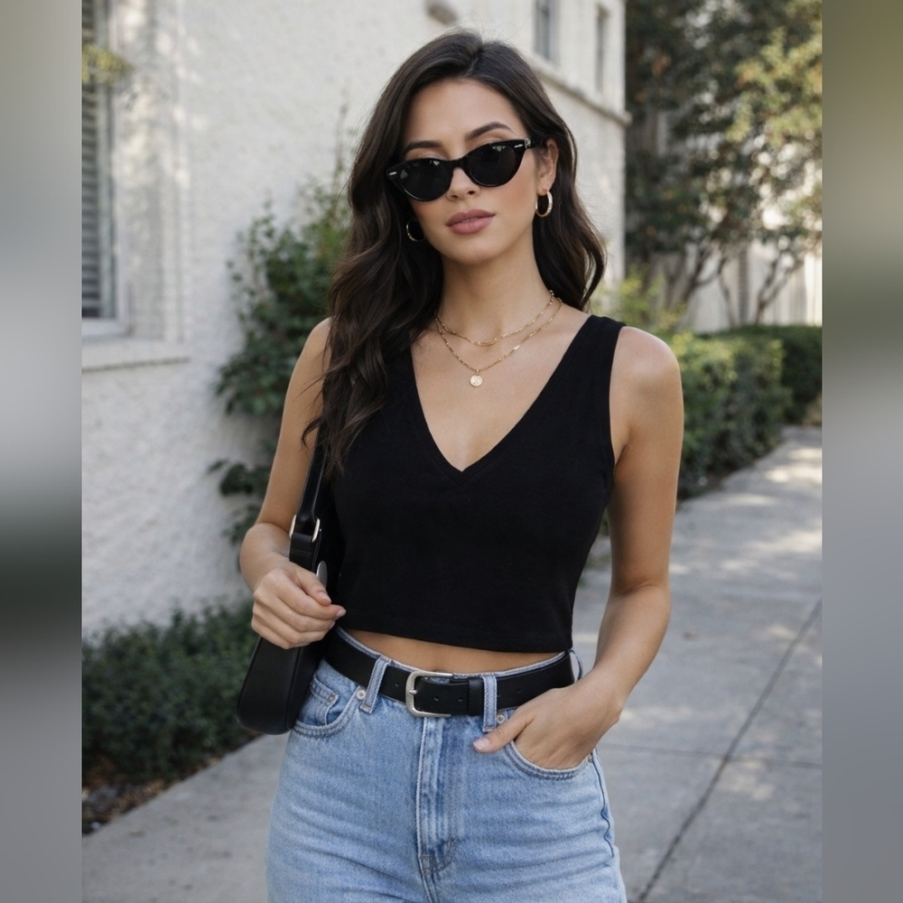 Fabletics Ribbed Black Sleeveless V Neck Crop Top Tank Shirt *Read Size*
